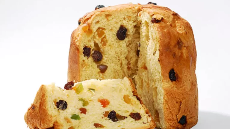 Panetone caseiro de liquidificador cortado ao meio mostrando massa fofa com gotas de chocolate