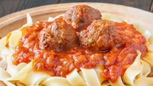 Almôndegas caseiras servidas com molho de tomate