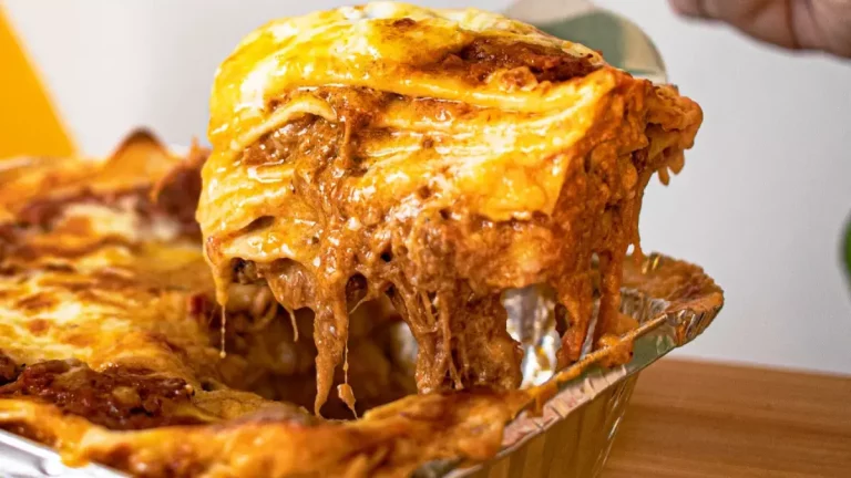 Lasanha de costela cremosa com queijo dourado e bacon crocante por cima