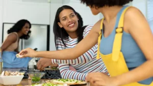 Ilustração de uma cozinha solidária servindo refeições para a comunidade.