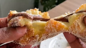 Rabanada de Leite Ninho com Nutella dourada e recheada, perfeita para o Natal.